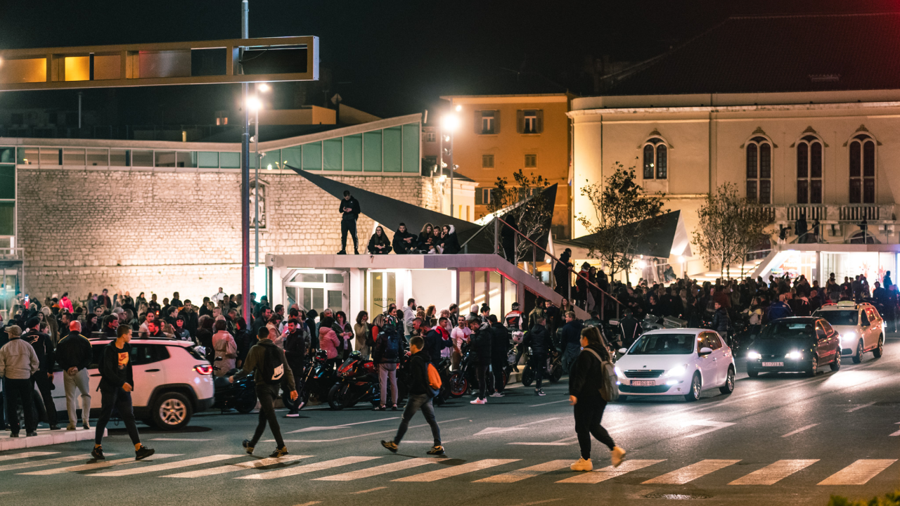 Šibenčani se peti dan zaredom ‘spontano okupili’ na Poljani, ‘spontano’ im se pridružili i bikeri