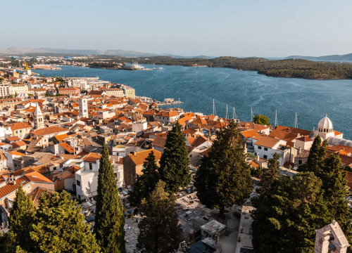 Srednjovjekovni Šibenik od drvenih kuća do palača