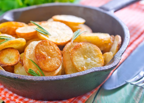 'Pomfrit' na domaći način: Najlakši recept za krumpir koji je hrskav izvana, a mekan iznutra