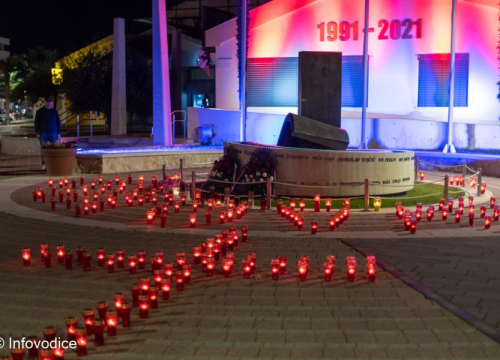 Fotografija 4 - Vodičani odali počast žrtvama Vukovara i Škabrnje