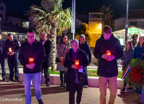 Fotografija 5 - Vodičani odali počast žrtvama Vukovara i Škabrnje