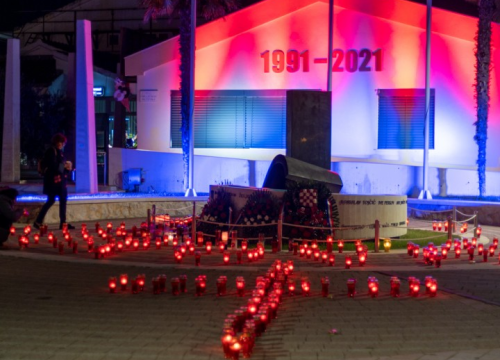 Fotografija 6 - Vodičani odali počast žrtvama Vukovara i Škabrnje