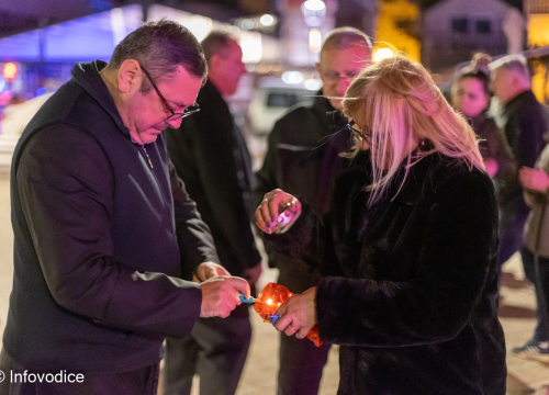 Fotografija 2 - Vodičani odali počast žrtvama Vukovara i Škabrnje