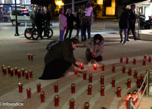 Fotografija 3 - Vodičani odali počast žrtvama Vukovara i Škabrnje