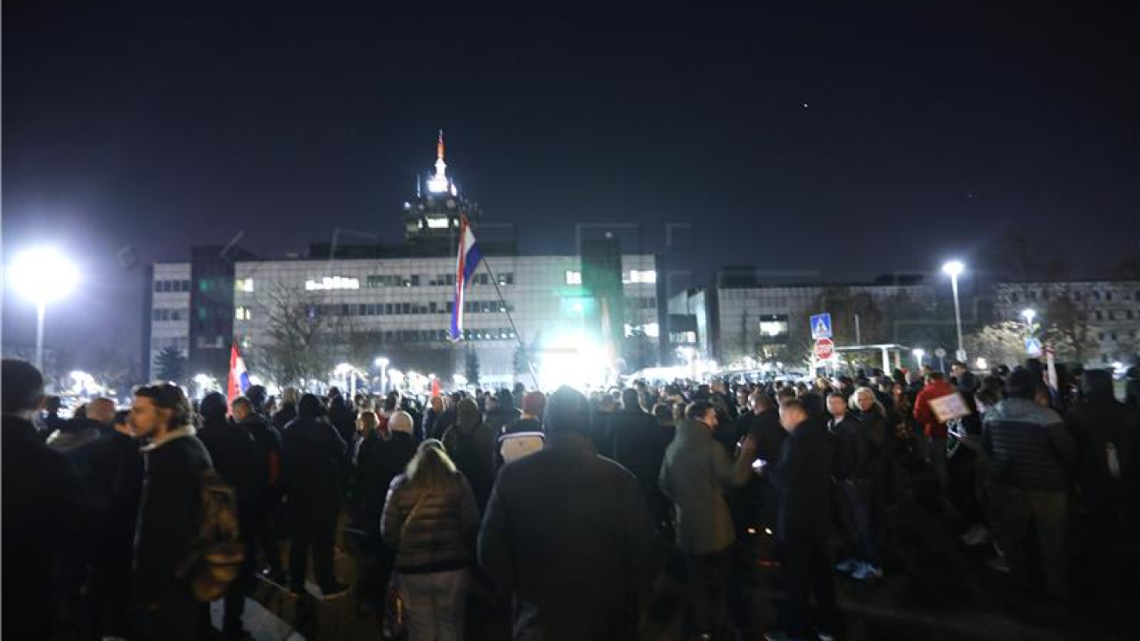 Prosvjed ispred HRT-a: 'Bill Gates, talmudisti i soroševci'