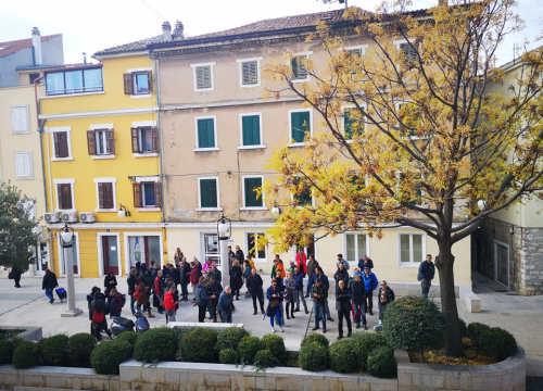 Fotografija 11 - Prosvjednici protiv mjera jutros pred gradskom i županijskom upravom: Spominjali NDH, naciste i logore pa došli pred ŠibenikIN