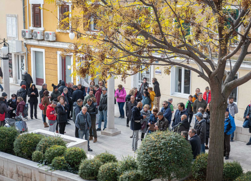 Fotografija 12 - Prosvjednici protiv mjera jutros pred gradskom i županijskom upravom: Spominjali NDH, naciste i logore pa došli pred ŠibenikIN