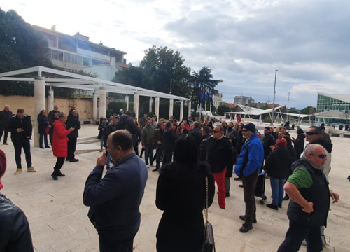 Fotografija 2 - Prosvjednici protiv mjera jutros pred gradskom i županijskom upravom: Spominjali NDH, naciste i logore pa došli pred ŠibenikIN