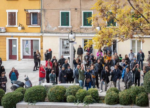 Prosvjednici protiv mjera jutros pred gradskom i županijskom upravom: Spominjali NDH, naciste i logore pa došli pred ŠibenikIN