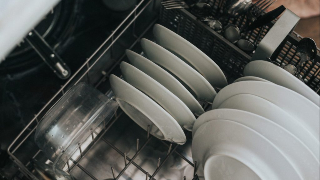 Velike posude i tanjuri ne stanu vam u perilicu? Ovaj trik će to promijeniti