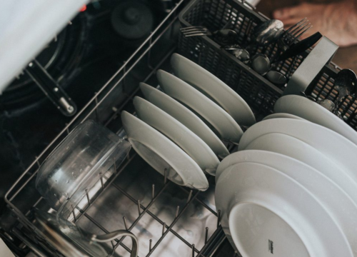 Velike posude i tanjuri ne stanu vam u perilicu? Ovaj trik će to promijeniti