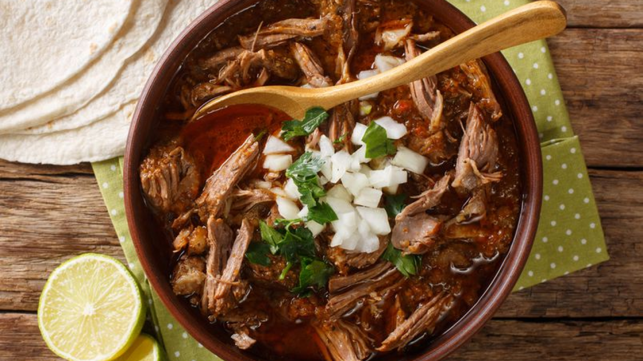 Gust, ljepljiv i pun okusa: Recept za gulaš koji obožava cijeli svijet