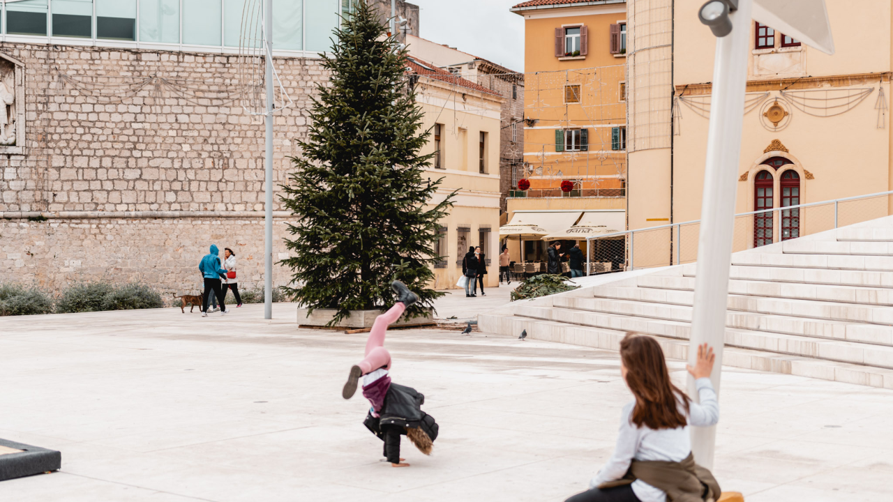 Okončan šibenski raketni program: Šibenik dobio pravi 7,5 metara visok božićni bor