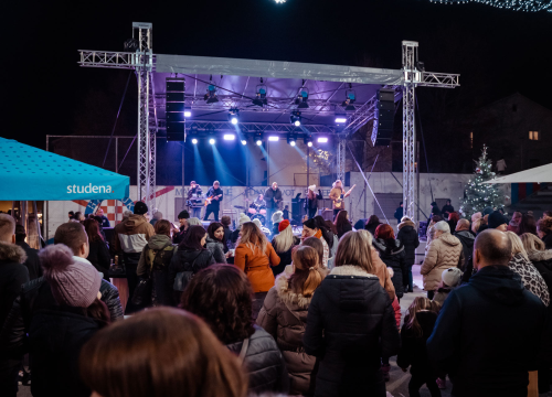 Giuliano i Diktatori zagrijali i rasplesali Kninjane drugog dana Adventa: Pogledajte kako je bilo