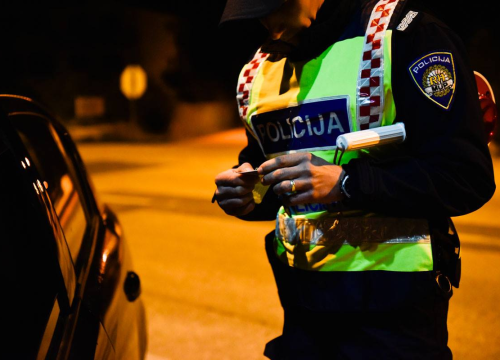 Ušao u tuđe dvorište, sjeo u auto, ogrebao zidove pa otišao prema Splitu: Šibenska policija diže kaznenu prijavu