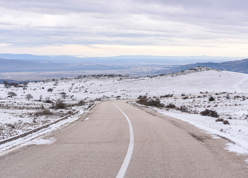 Stanje na cestama: Zbog olujne bure zatvoren dio magistrale i autoceste, trajektne linije u prekidu