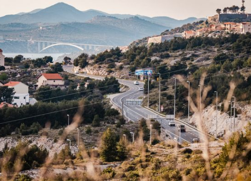 Dvoje ljudi šibenskoj policiji predalo oružje iz kuća, zaprimljena bomba i stotine komada metaka