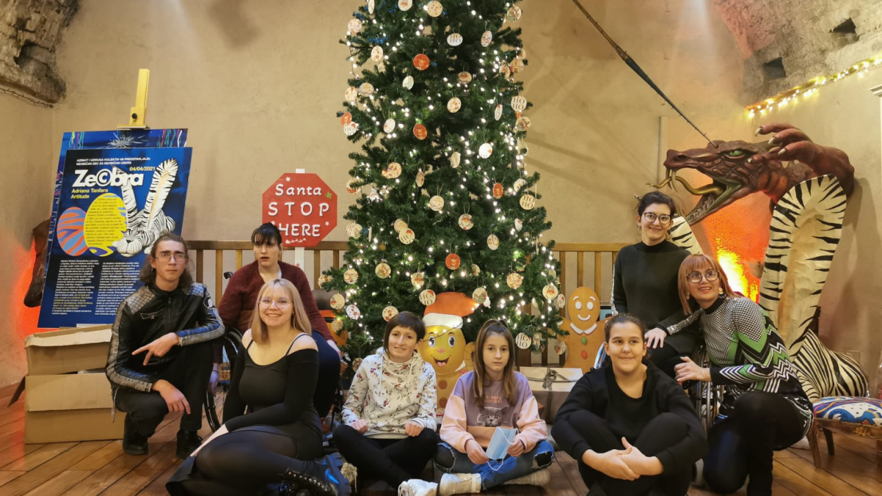 Danas otvorenje Božićnog tinela, štićenici udruge Aurora već okitili jelku: 'Ovdje smo ko doma'