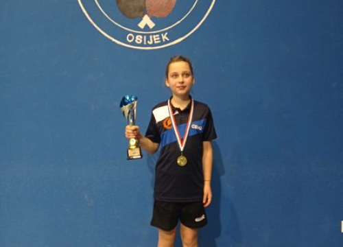 Fotografija 2 - Šibenska stolnotenisačica Loreta Mandić pobjednica turnira u Osijeku, Anđela Živković peta