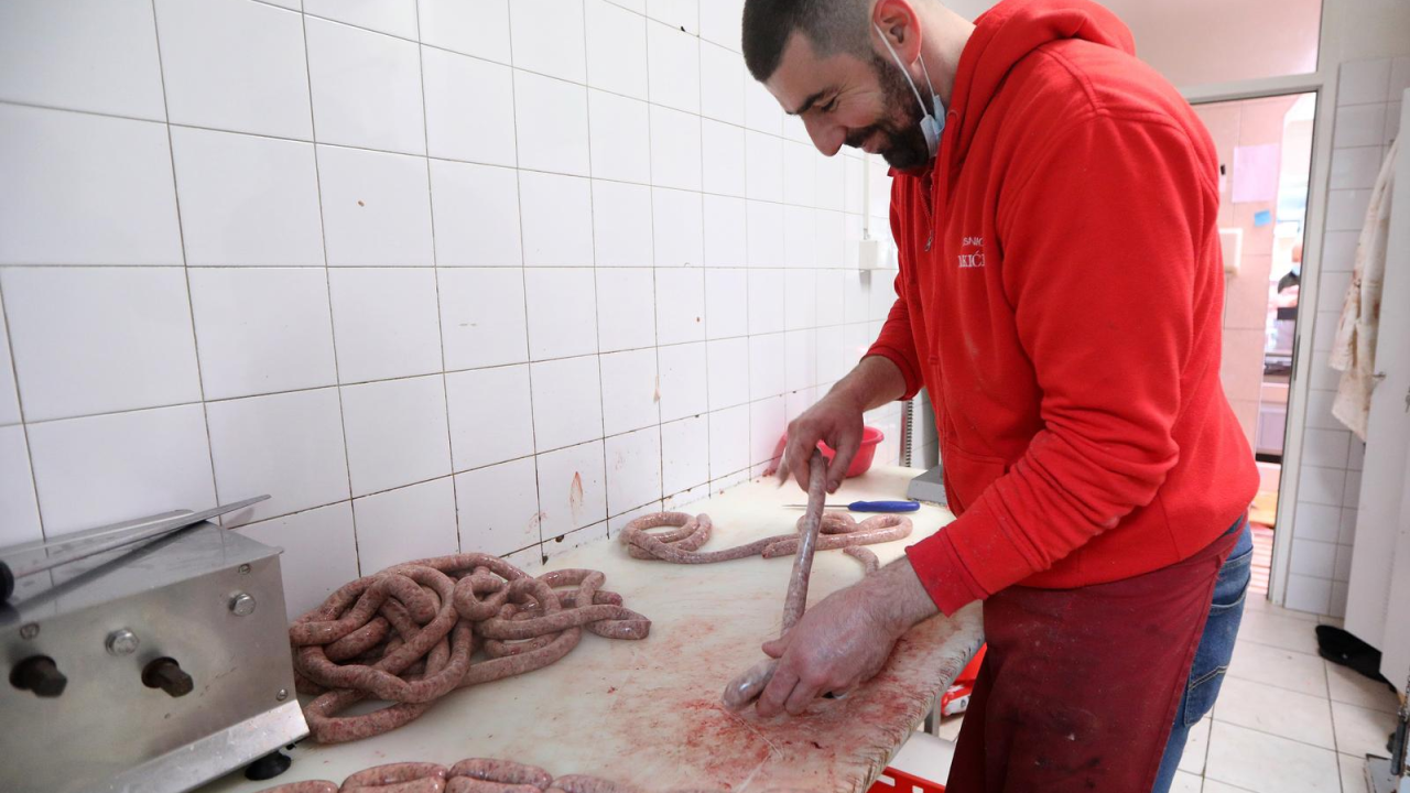 Zima u Šibeniku i ove godine miriše na luganige: Počela je proizvodnja aromatičnih kobasica čiji je recept dobro čuvana tajna