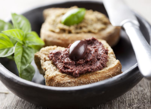 'Pašteta' od crnih maslina: Recept za prefin namaz koji savršeno ide uz tostirani kruh