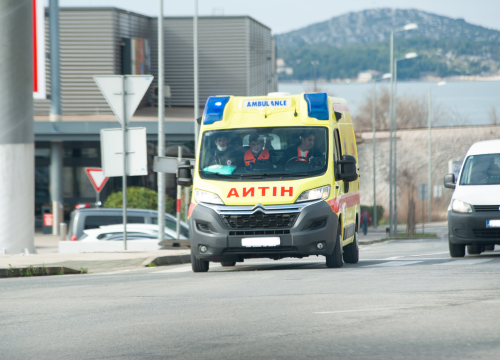 Muškarac bez kacige u brzini pao s motora, nakon prve pomoći prevezen u KBC Split