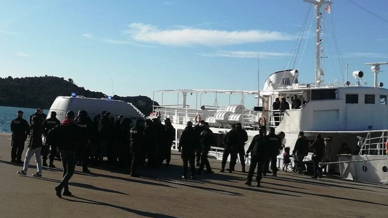 Pripadnici Torcide vaporom došli iz Vodica, policija spriječila mogući sukob s Funcutima