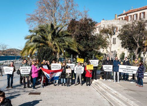 Opet prosvjedi protiv covid mjera: Antivaksersko društvo krenulo od Županije prema HZJZ-u