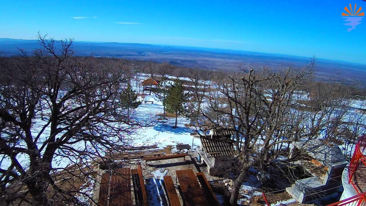 Kod planinarskog doma na Promini još ima snijega, iskoristite vikend za bijeg iz grada dok se nije skroz otopio