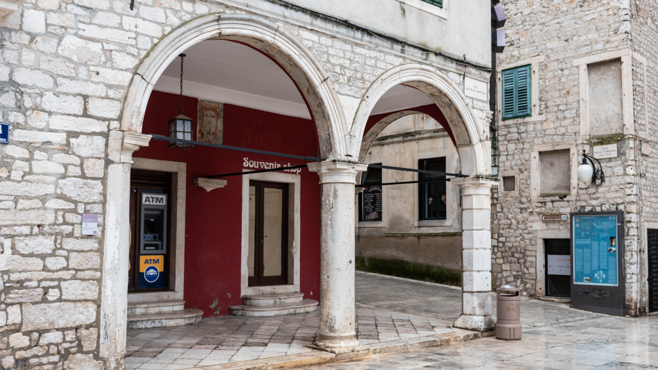 Gdje se nalazio šibenski stup srama? Izgleda da nije tamo gdje nas ovaj natpis uvjerava da jest