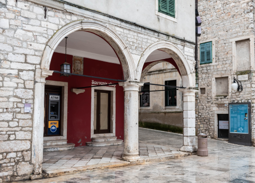 Gdje se nalazio šibenski stup srama? Izgleda da nije tamo gdje nas ovaj natpis uvjerava da jest