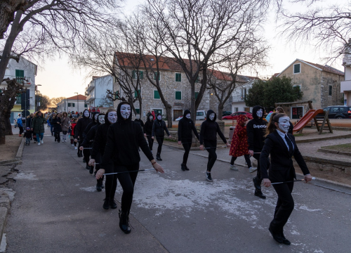 Vodicama prošla vesela maškarana povorka, pogledajte zanimljive maske