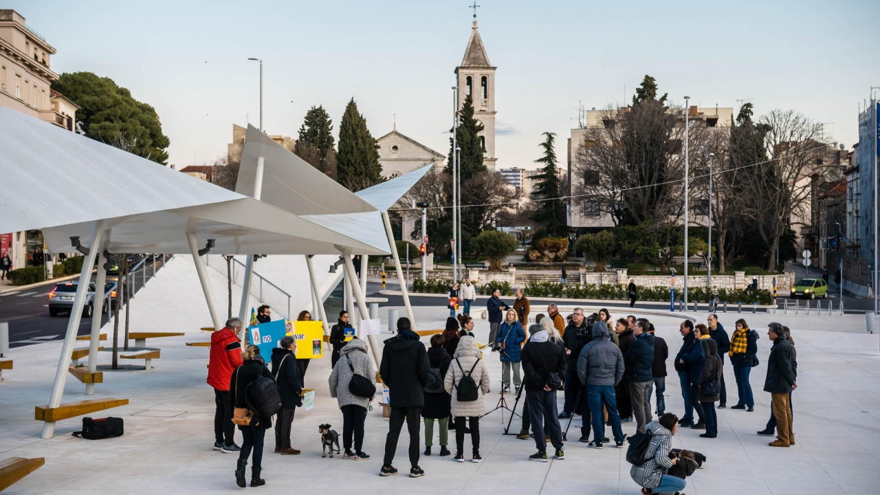 Tridesetak Šibenčana okupilo se na Poljani: Mirno se prosvjedovalo protiv rata u Ukrajini