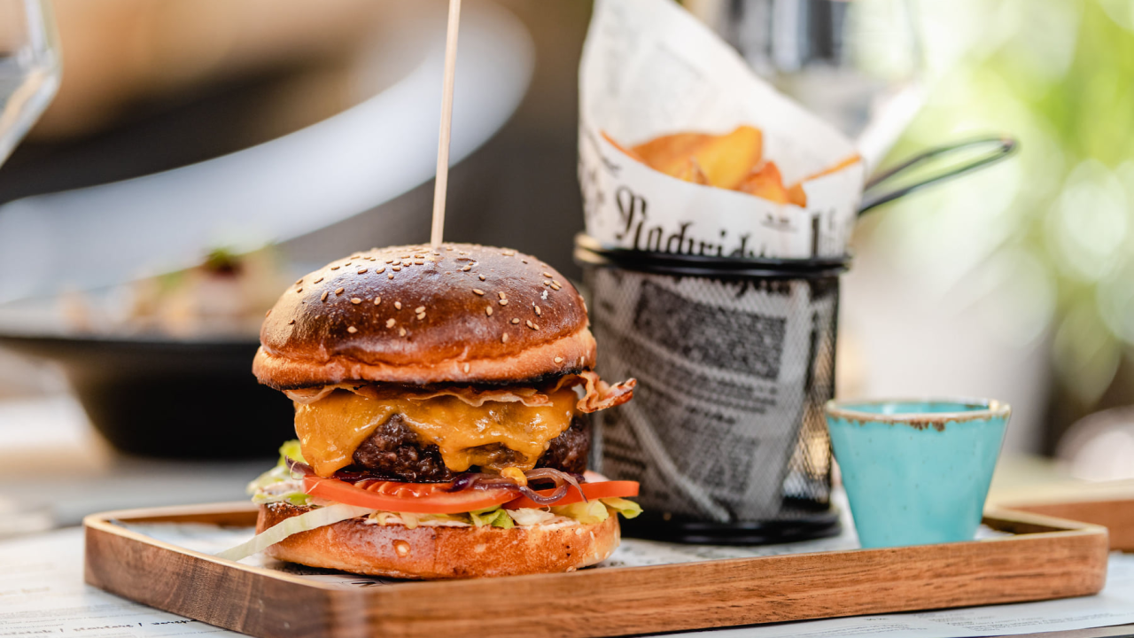 Posjetite bistro Bava i uživajte u bogatom izboru hrane i pića!