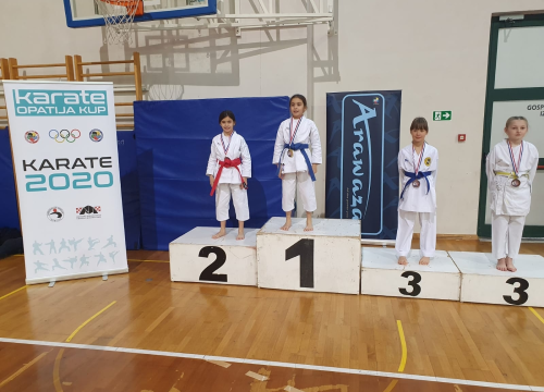 Fotografija 5 - Sestre Pirovčanke Iva i Nika vratile se kući s medaljama iz Opatije