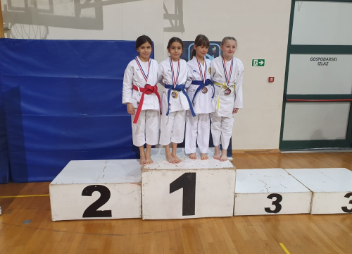 Fotografija 4 - Sestre Pirovčanke Iva i Nika vratile se kući s medaljama iz Opatije