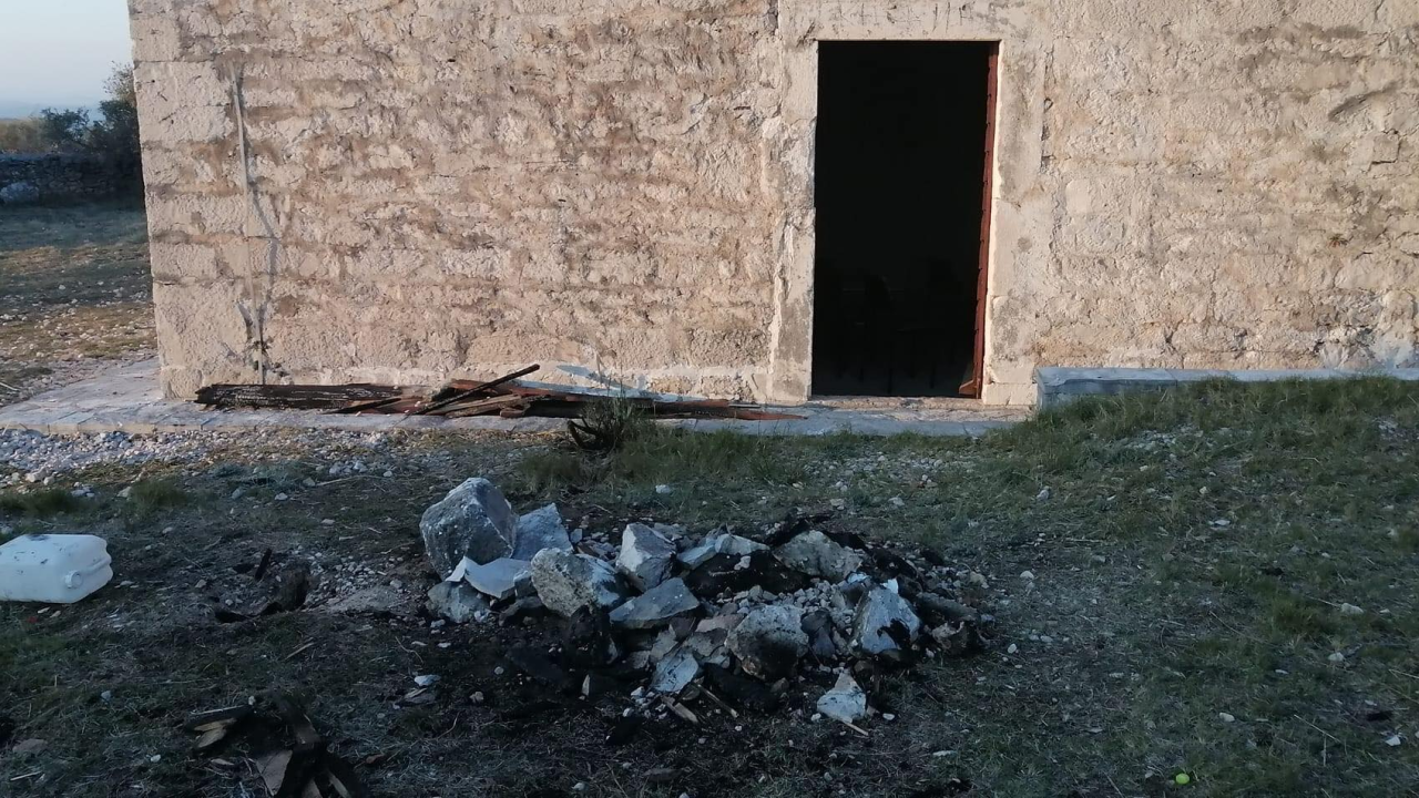 Netko je provalio u crkvu sv. Mihovila na Pisku: Oštećen inventar i išarani zidovi