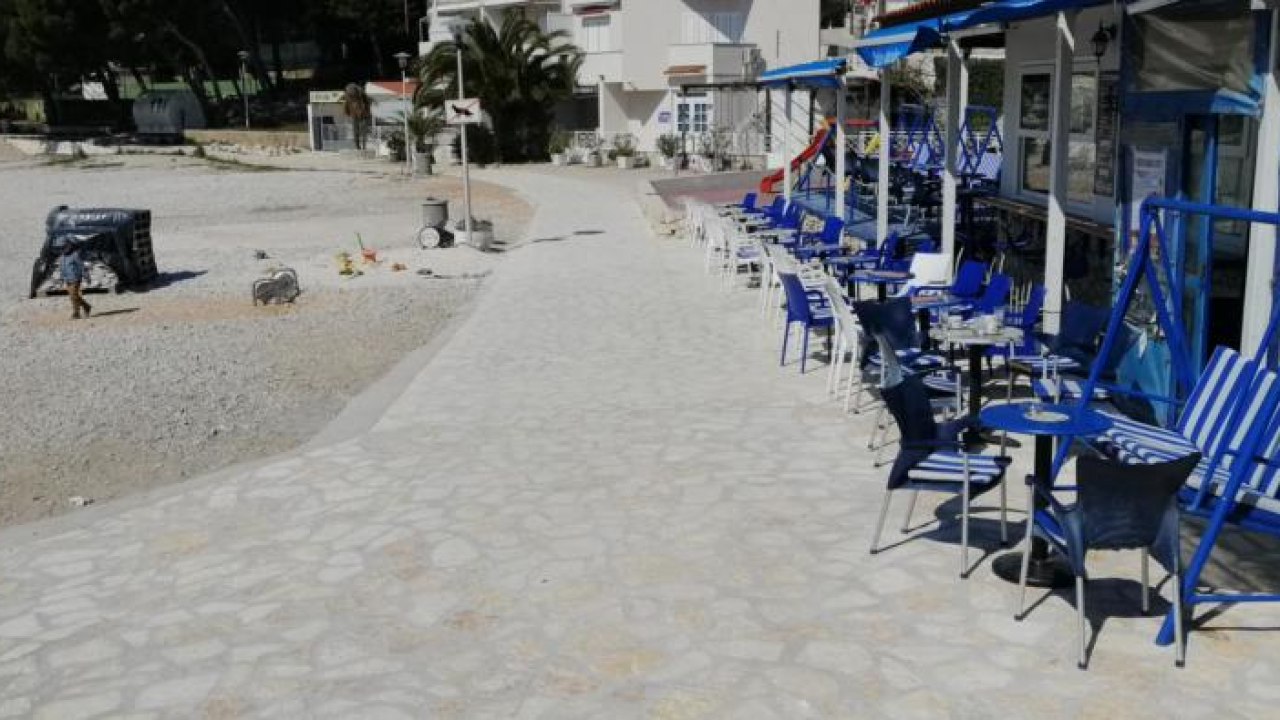 Popločan dio šetnice od ulice Mala Raduča prema poluotoku u Primoštenu