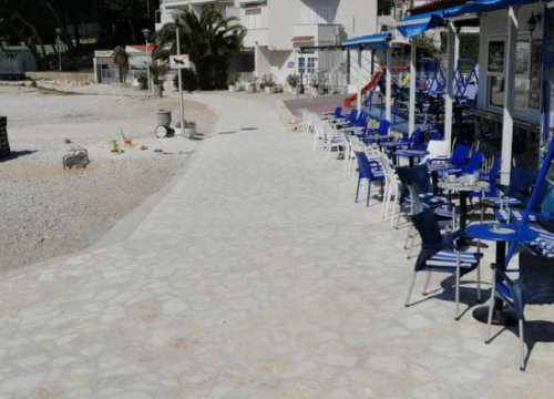 Popločan dio šetnice od ulice Mala Raduča prema poluotoku u Primoštenu