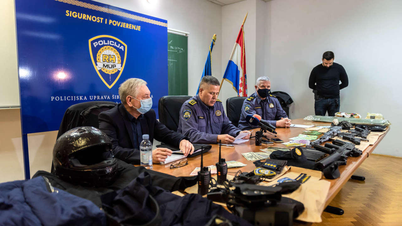 Uhićen 53-godišnjak koji je u 13 godina počinio 9 pljački: Našli mu strojnicu, zolju, pištolje, policijske oznake koje je koristio...