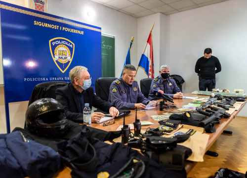 Uhićen 53-godišnjak koji je u 13 godina počinio 9 pljački: Našli mu strojnicu, zolju, pištolje, policijske oznake koje je koristio...