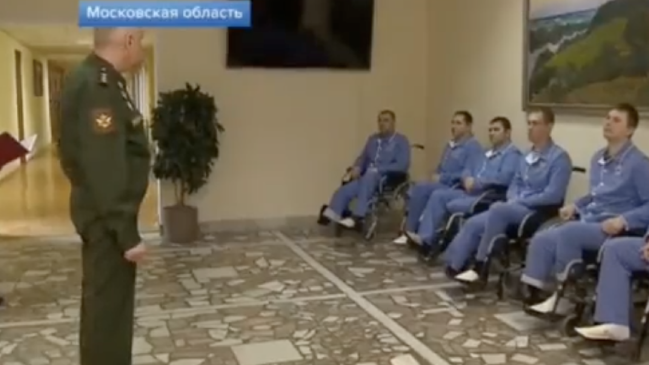 Dužnosnik ruskom vojniku koji je izgubio nogu: Nadam se da ćeš uskoro stati na noge