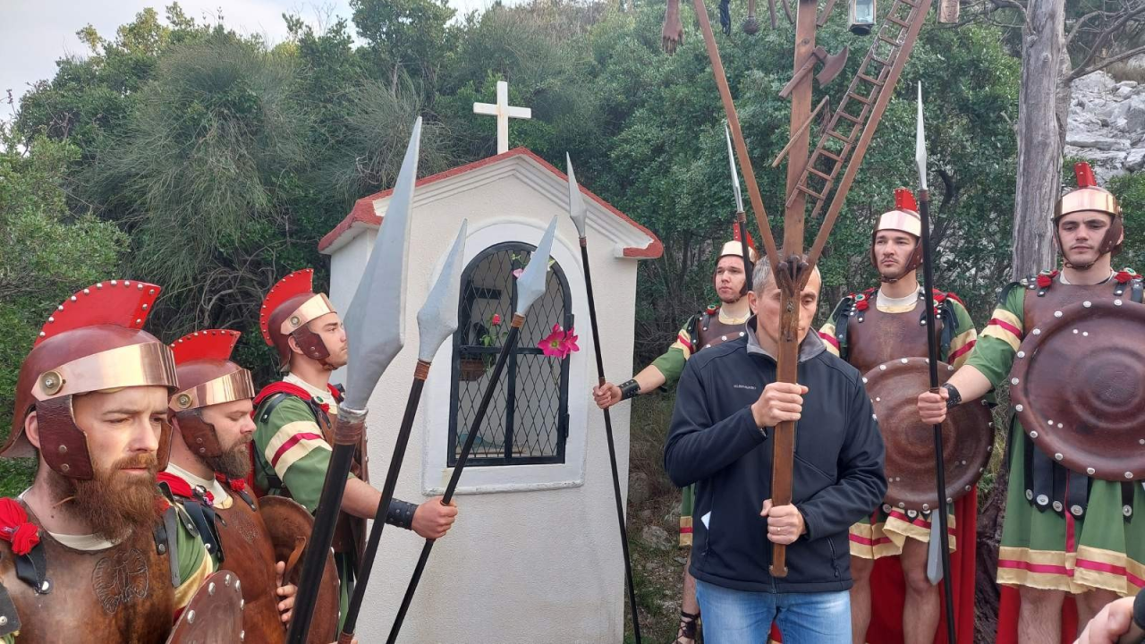 Tristotinjak Vodičana hodočastilo na Okit: Od podnožja do vrha uz pobožnost Križnog puta