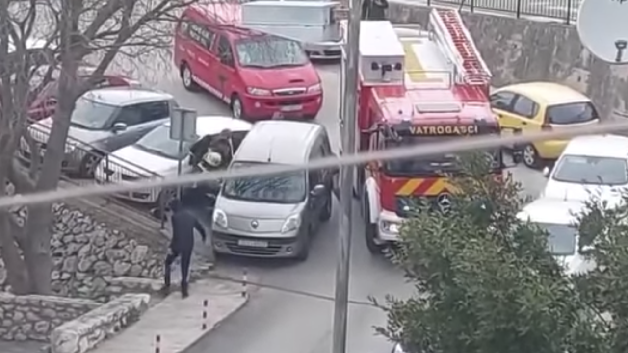 Šibenski vatrogasci hit na Facebooku: Rukama pomaknuli auto koji im je zapriječio put