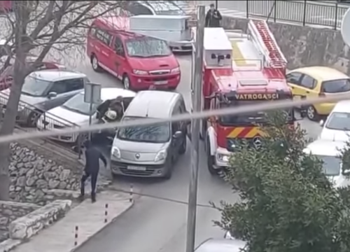 Šibenski vatrogasci hit na Facebooku: Rukama pomaknuli auto koji im je zapriječio put
