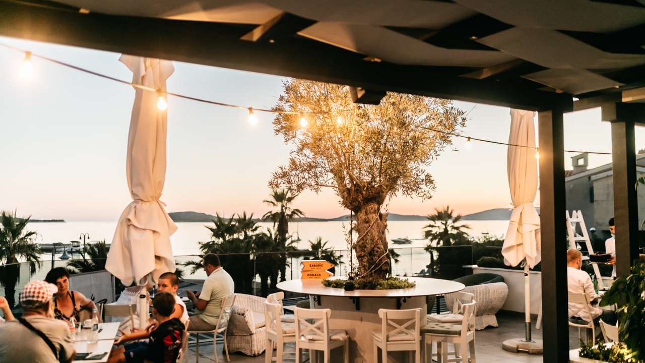 Priuštite si prekrasne trenutke na prozračnoj terasi Pomalo Bistro & Bara u Žaboriću!