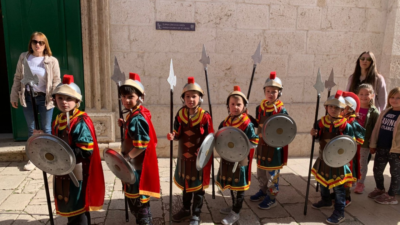 Male vodičke žudije iz vrtića zajedno s velikim žudijama čuvali Kristov grob