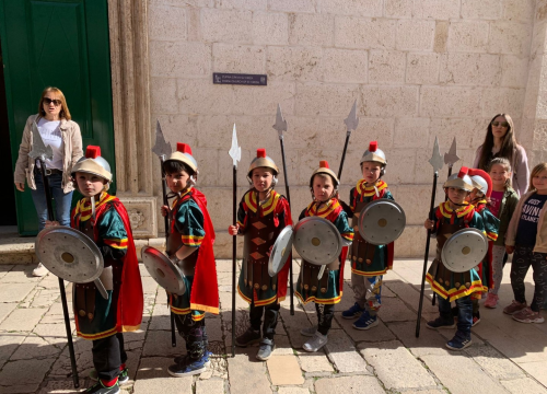 Male vodičke žudije iz vrtića zajedno s velikim žudijama čuvali Kristov grob