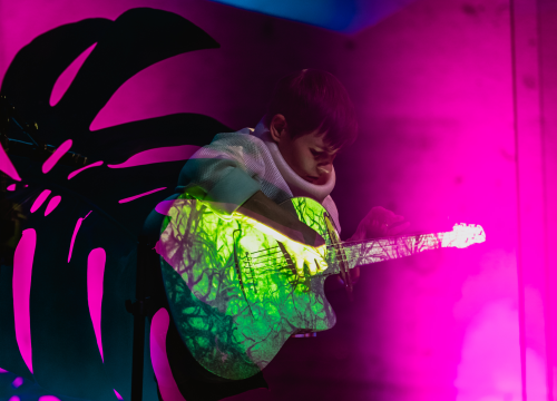 Spektakularne slike na pozornici Arsena: 'Boginja gitare' Kaki King u Šibeniku doslovno obojala zvuk!