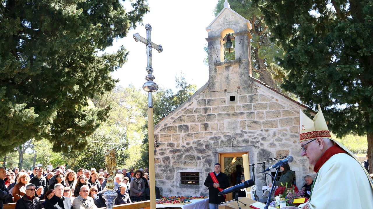 Uskrsni Emaus na Skradinskom buku okupio veliki broj vjernika